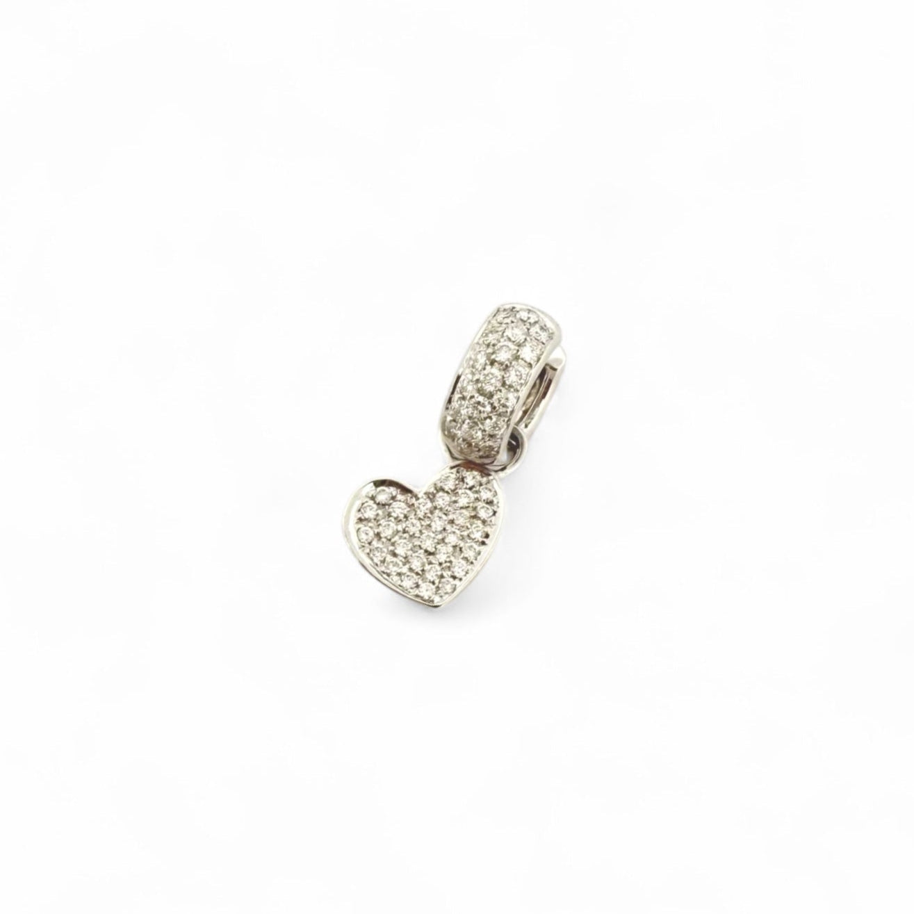 Comprar pendientes de oro blanco de 18kt con colgante en forma de corazón con pavé de diamantes talla brillante. Joyas segunda mano. Joyas restauradas.