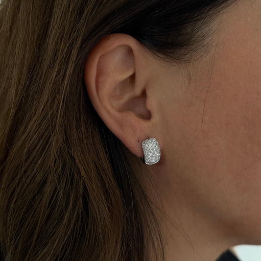 Comprar pendientes de oro blanco de 18kt con pavé de diamantes talla brillante en cada pendiente. Cierre catalán. Joyas segunda mano. Envío gratis. Ian'Or.