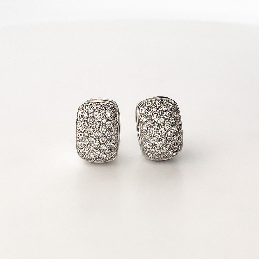 Comprar pendientes de oro blanco de 18kt con pavé de diamantes talla brillante en cada pendiente. Cierre catalán. Joyas segunda mano. Envío gratis. Ian'Or.