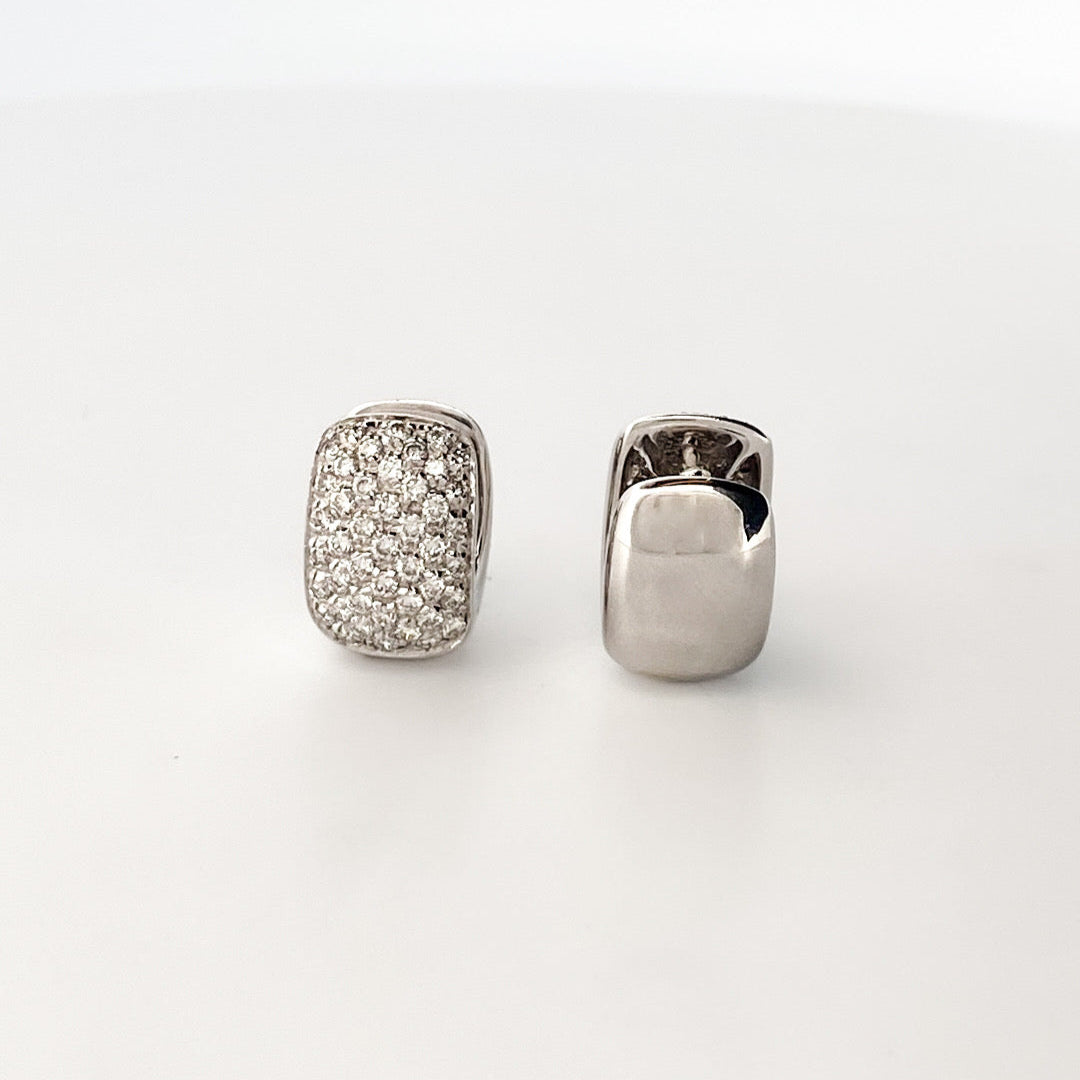 Comprar pendientes de oro blanco de 18kt con pavé de diamantes talla brillante en cada pendiente. Cierre catalán. Joyas segunda mano. Envío gratis. Ian'Or.