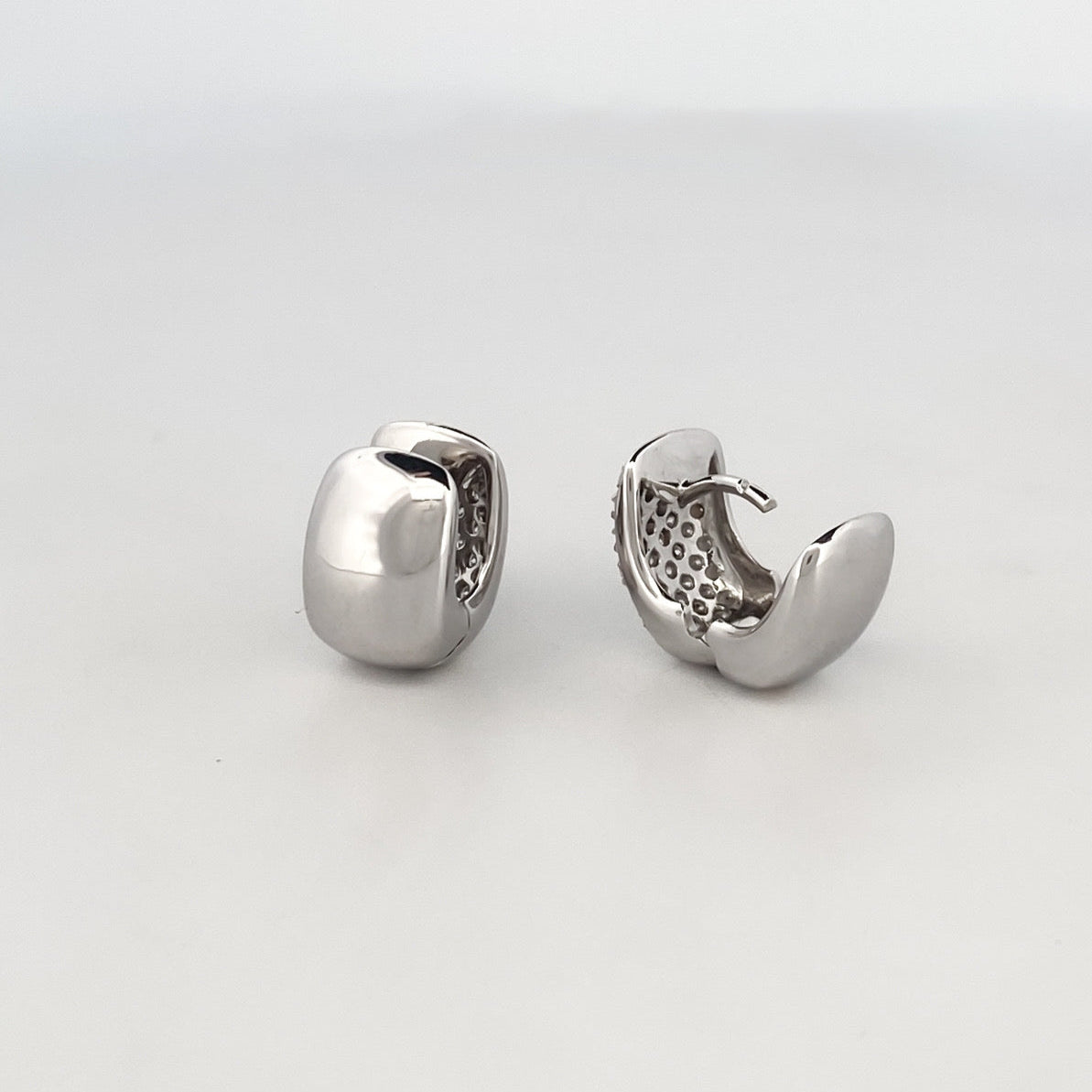 Comprar pendientes de oro blanco de 18kt con pavé de diamantes talla brillante en cada pendiente. Cierre catalán. Joyas segunda mano. Envío gratis. Ian'Or.