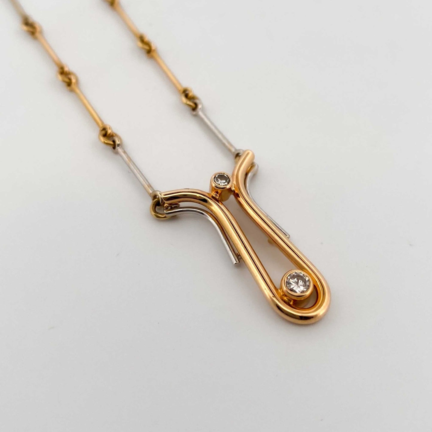 Comprar collar bicolor semirrígido realizado en oro blanco y amarillo de 18kt de 41,2cm de largo con diamantes talla brillante y cierre tipo gancho. Ian'Or.