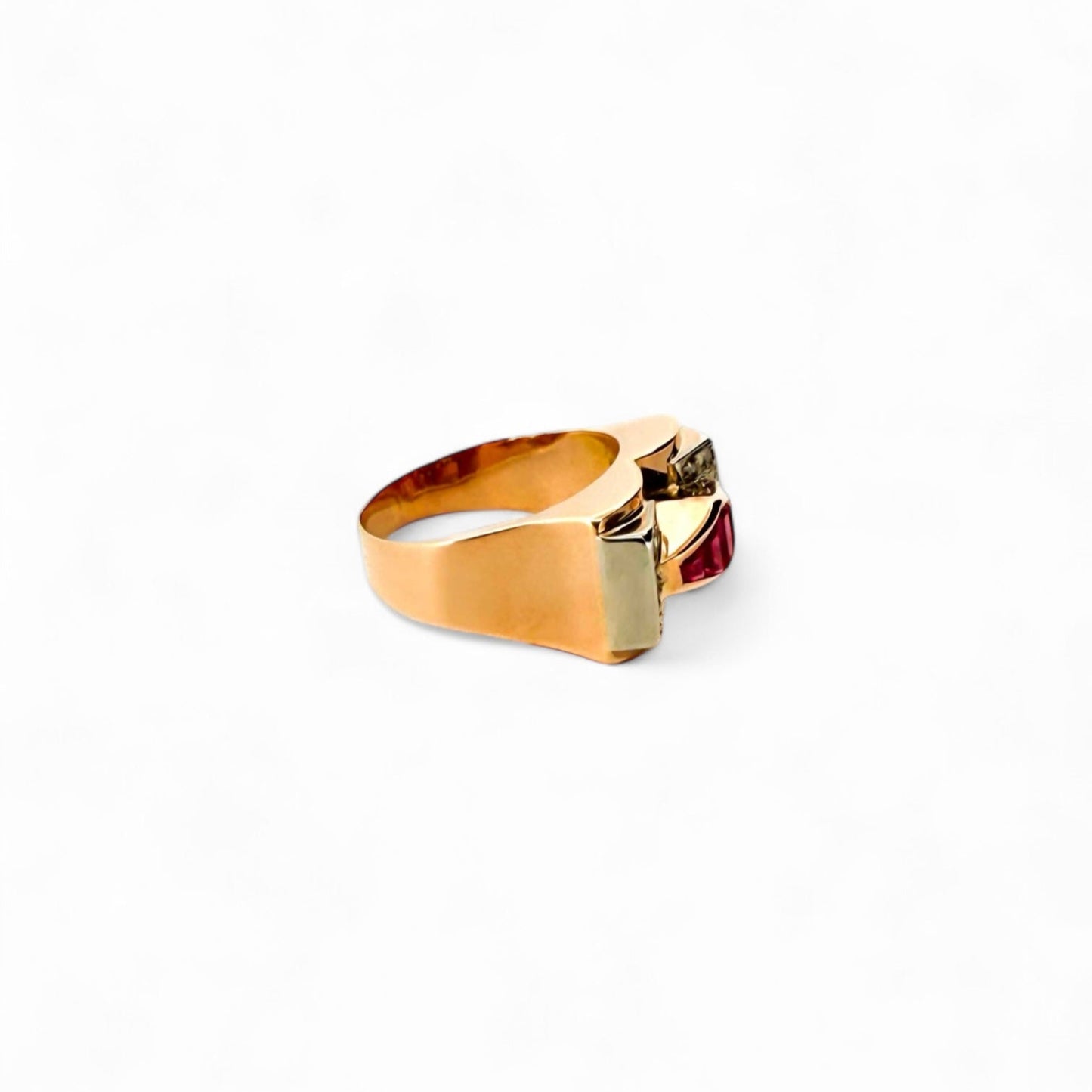 Comprar Anillo tipo sello realizado en oro amarillo de 18kt con 5 rubíes centrales y 10 diamantes talla antigua. Anillos de segunda mano. Joyería Ian'Or.