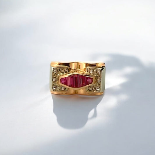 Comprar Anillo tipo sello realizado en oro amarillo de 18kt con 5 rubíes centrales y 10 diamantes talla antigua. Anillos de segunda mano. Joyería Ian'Or.
