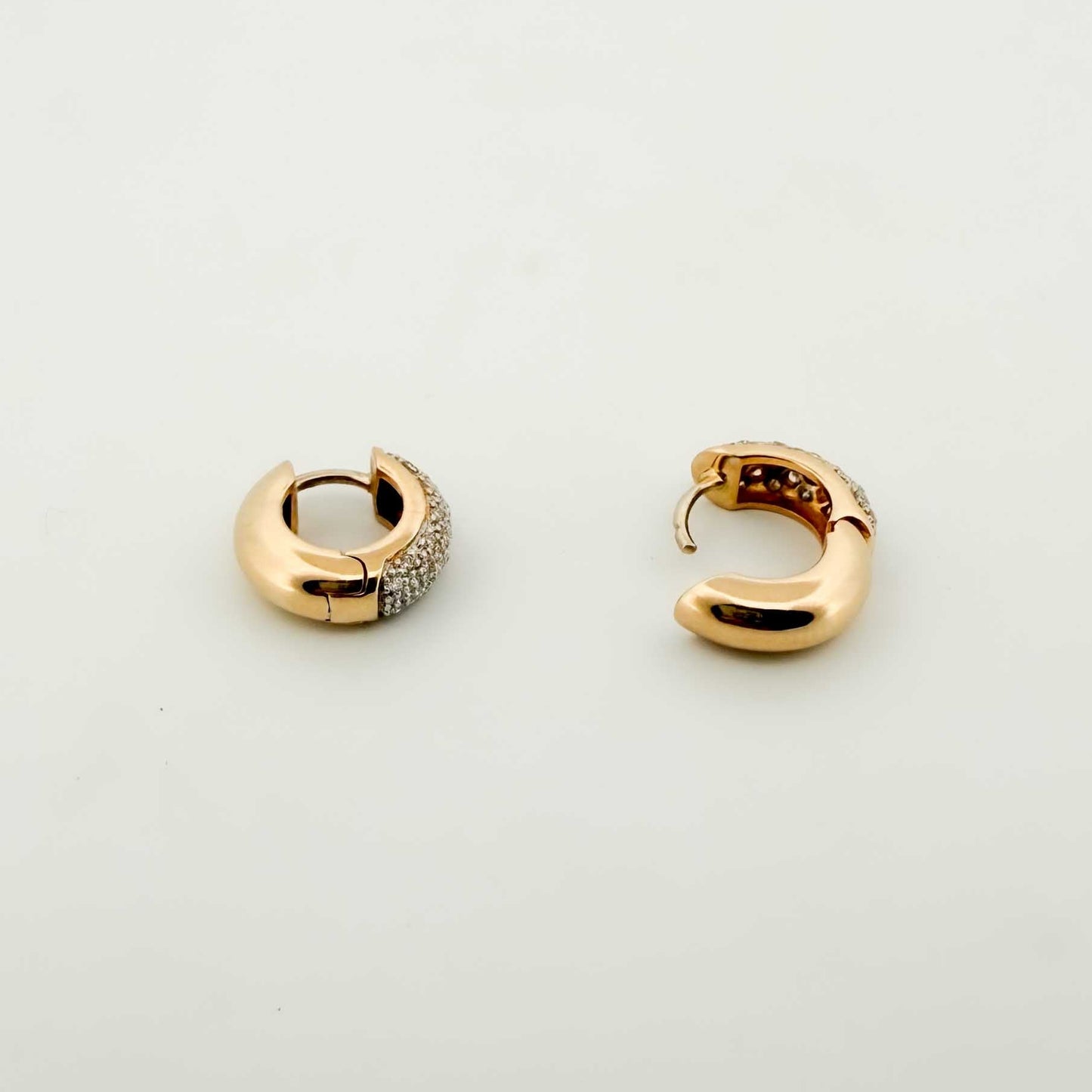 Comprar pendientes de oro amarillo de 18kt con pavé de diamantes talla brillante en cada pendiente. Joyas segunda mano. Joyas restauradas. Envío gratis.