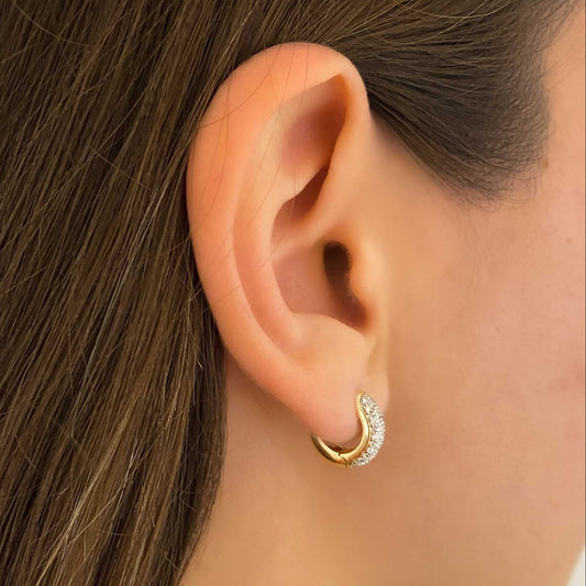 Comprar pendientes de oro amarillo de 18kt con pavé de diamantes talla brillante en cada pendiente. Joyas segunda mano. Joyas restauradas. Envío gratis.