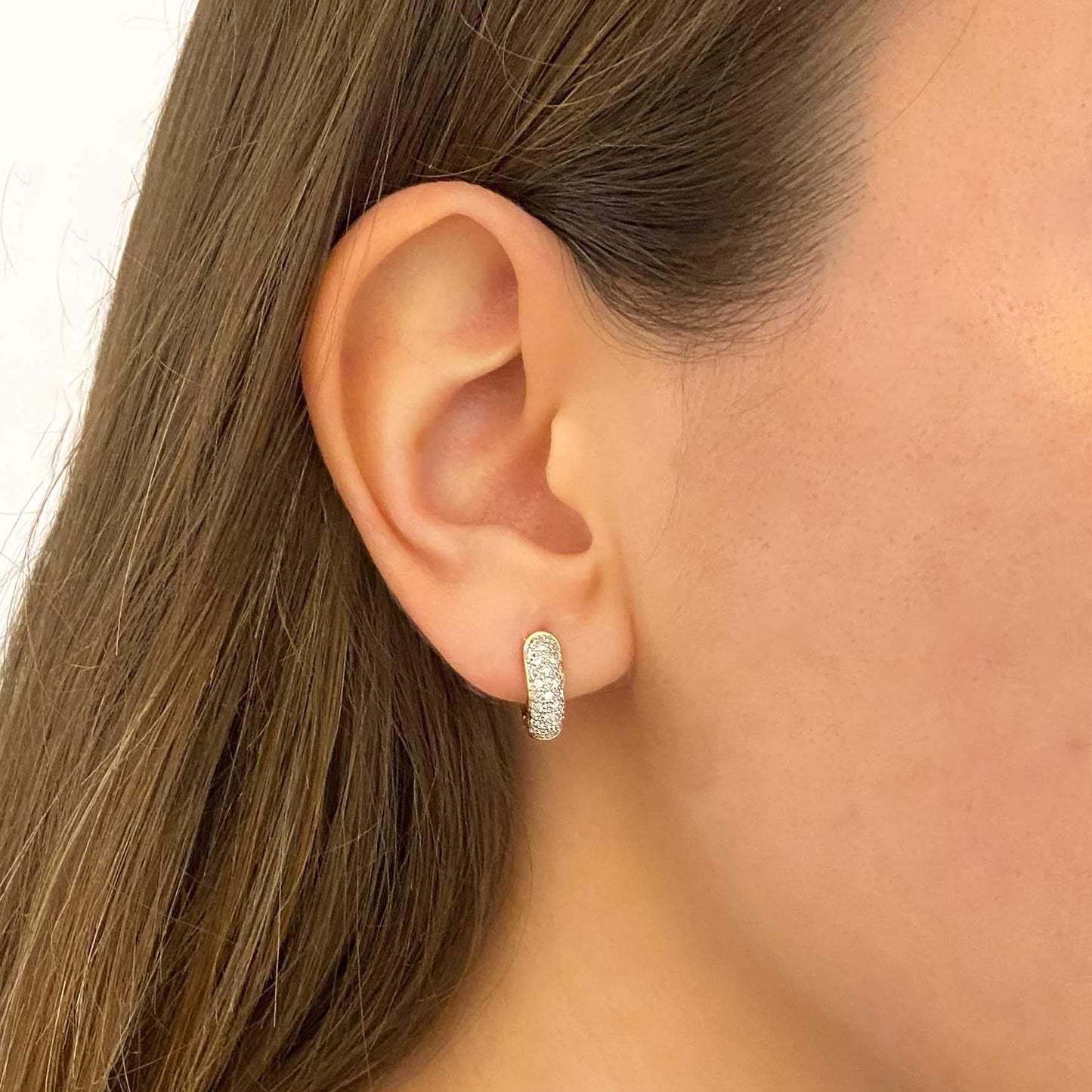 Comprar pendientes de oro amarillo de 18kt con pavé de diamantes talla brillante en cada pendiente. Joyas segunda mano. Joyas restauradas. Envío gratis.