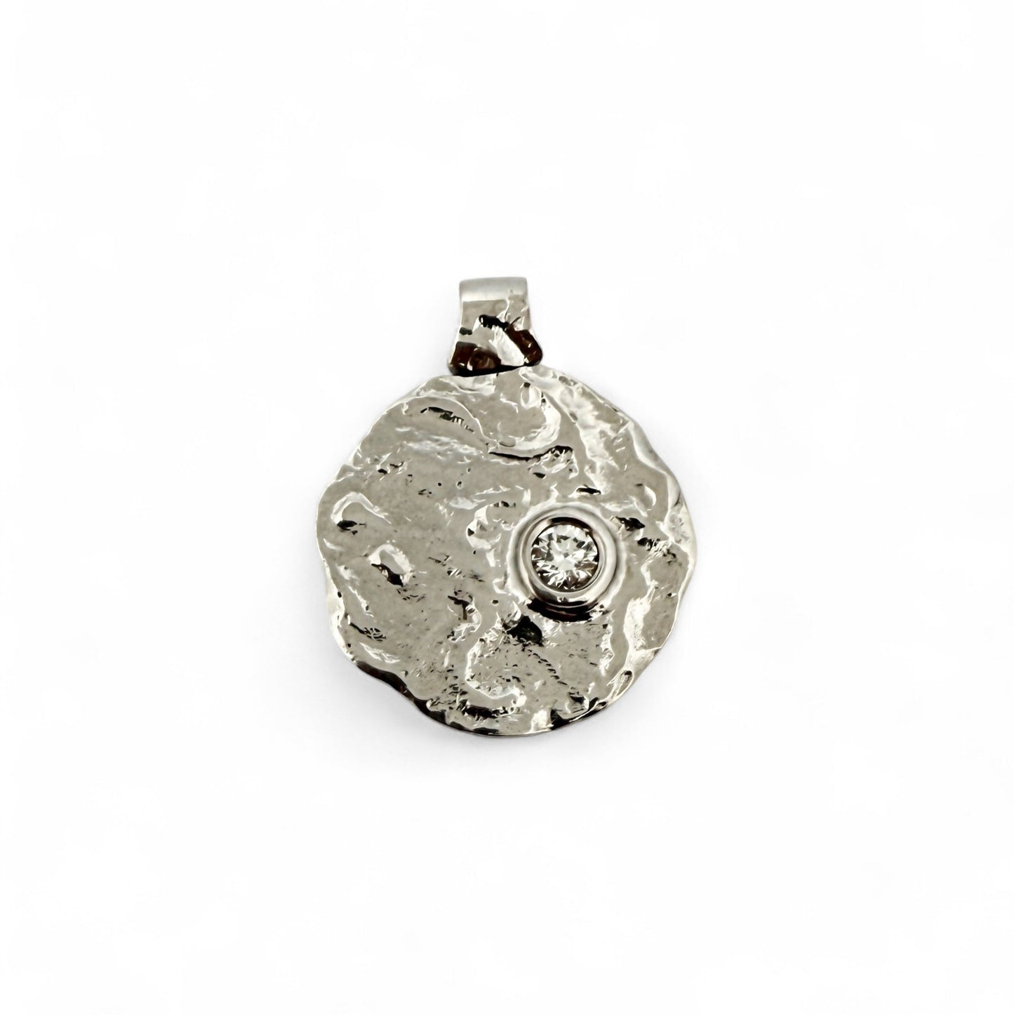Comprar colgante en forma redondeada con textura en oro blanco de 18kt y diamante con engaste chatón. Joyería Ian'Or. Joyas restauradas. Envío gratis.
