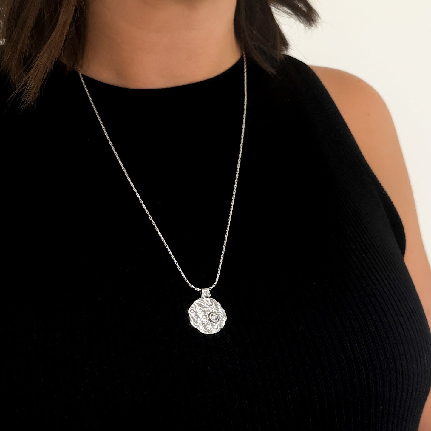 Comprar colgante en forma redondeada con textura en oro blanco de 18kt y diamante con engaste chatón. Joyería Ian'Or. Joyas restauradas. Envío gratis.