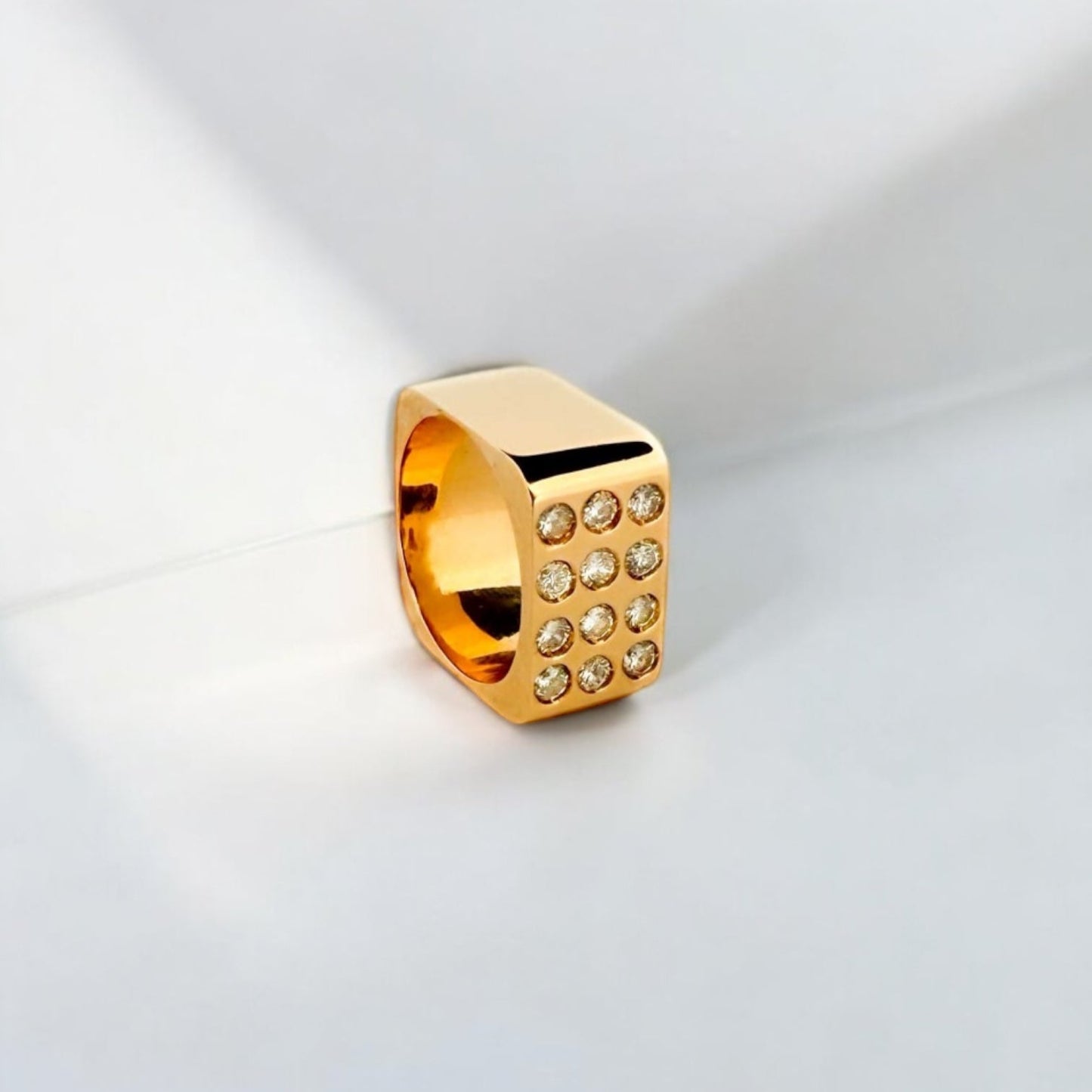 Comprar anillo tipo sello realizado en oro amarillo cuadrado de 18kt con 12 diamantes talla brillante de 0,08ct. Anillos de segunda mano. Joyería Ian'Or.