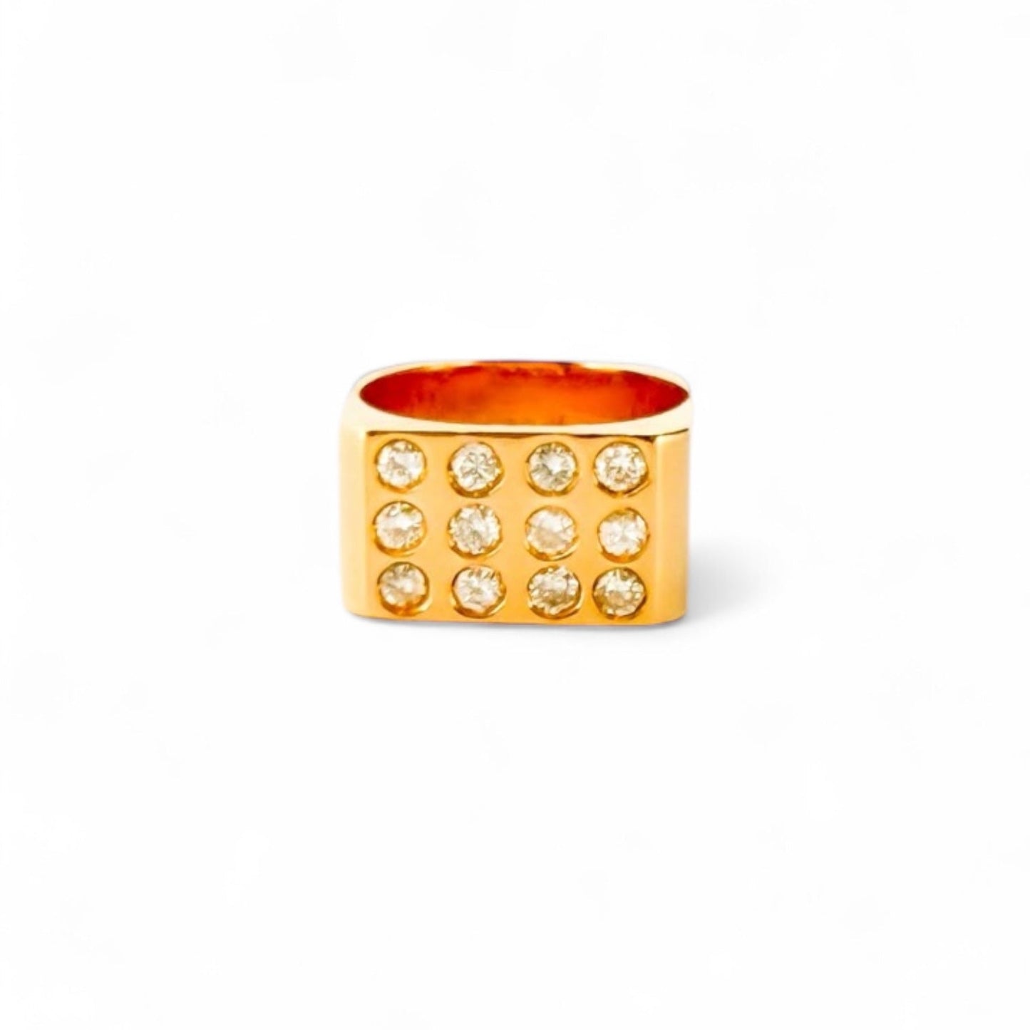 Comprar anillo tipo sello realizado en oro amarillo cuadrado de 18kt con 12 diamantes talla brillante de 0,08ct. Anillos de segunda mano. Joyería Ian'Or.