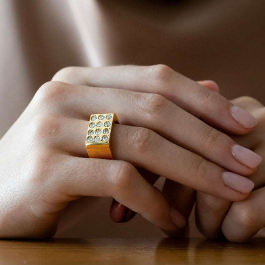 Comprar anillo tipo sello realizado en oro amarillo cuadrado de 18kt con 12 diamantes talla brillante de 0,08ct. Anillos de segunda mano. Joyería Ian'Or.