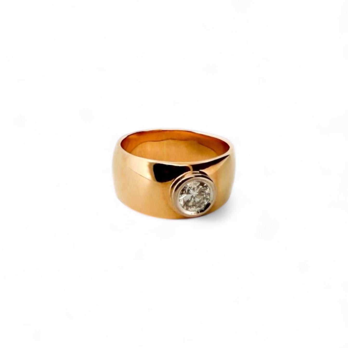 Comprar anillo ancho realizado en oro amarillo de 18kt con un diamante talla brillante de 0,25ct. Anillos de segunda mano. Joyería Ian'Or. Envío gratis.