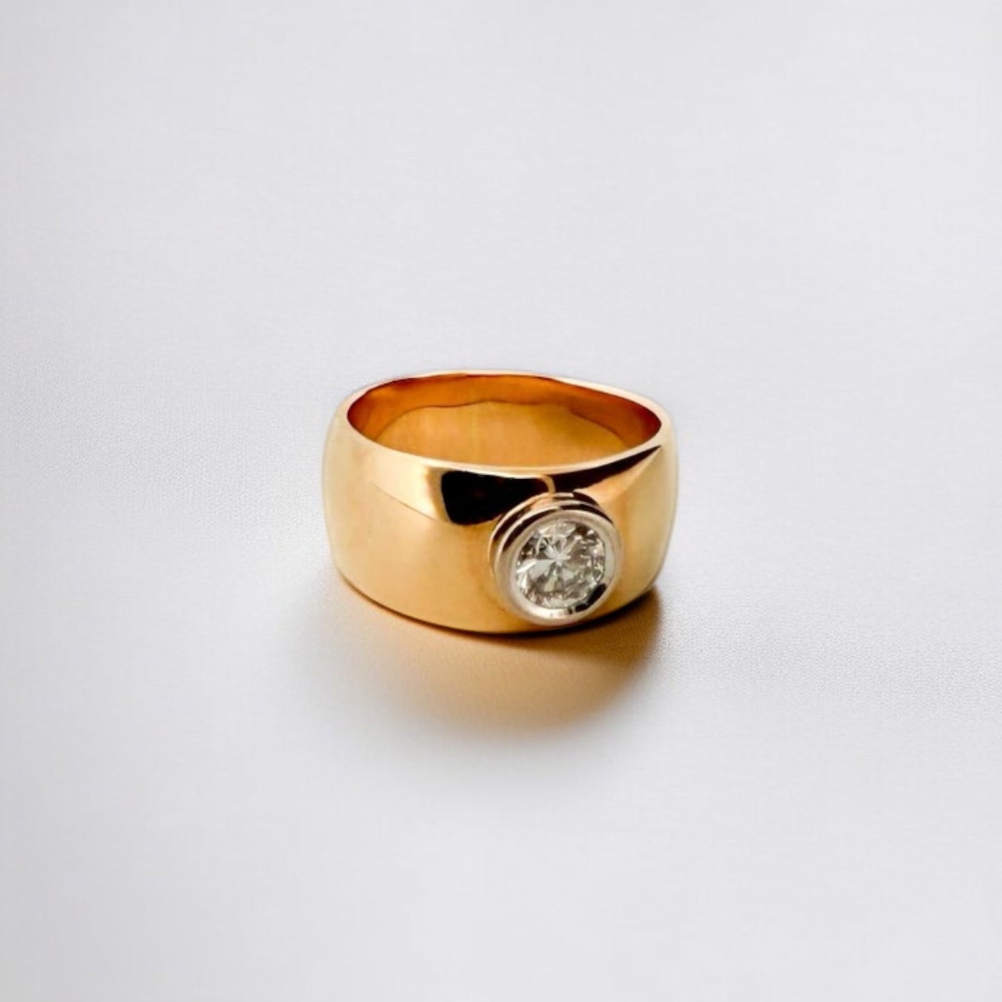 Comprar anillo ancho realizado en oro amarillo de 18kt con un diamante talla brillante de 0,25ct. Anillos de segunda mano. Joyería Ian'Or. Envío gratis.