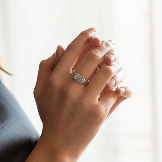 Comprar Sortija de oro blanco de 18kt tipo sello con pavé de 24 diamantes talla princesa.Joyería compro oro en Barcelona. Joyas con diamantes baratas. Envío gratis.