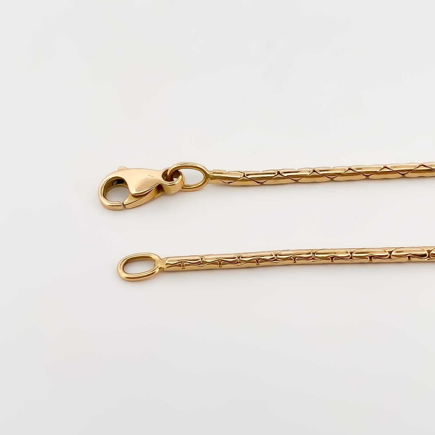 Comprar collar semirrígido de oro amarillo de 18kt de 42cm de largo con diamante y cierre tipo mosquetón. Joyas de segunda mano. Joyería Ian'Or.