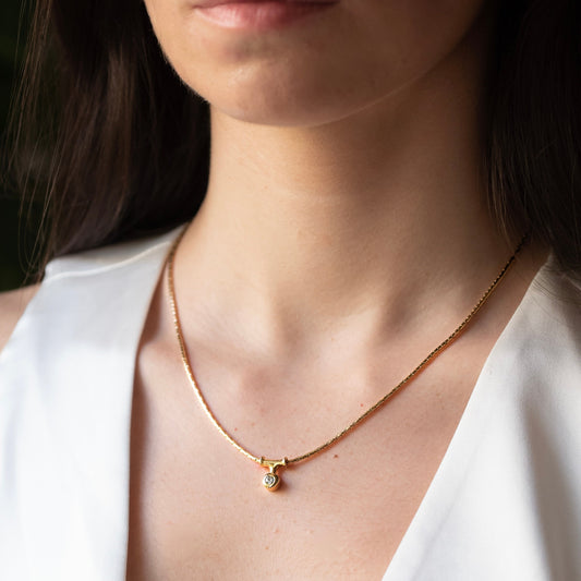 Comprar collar semirrígido de oro amarillo de 18kt de 42cm de largo con diamante y cierre tipo mosquetón. Joyas de segunda mano. Joyería Ian'Or.