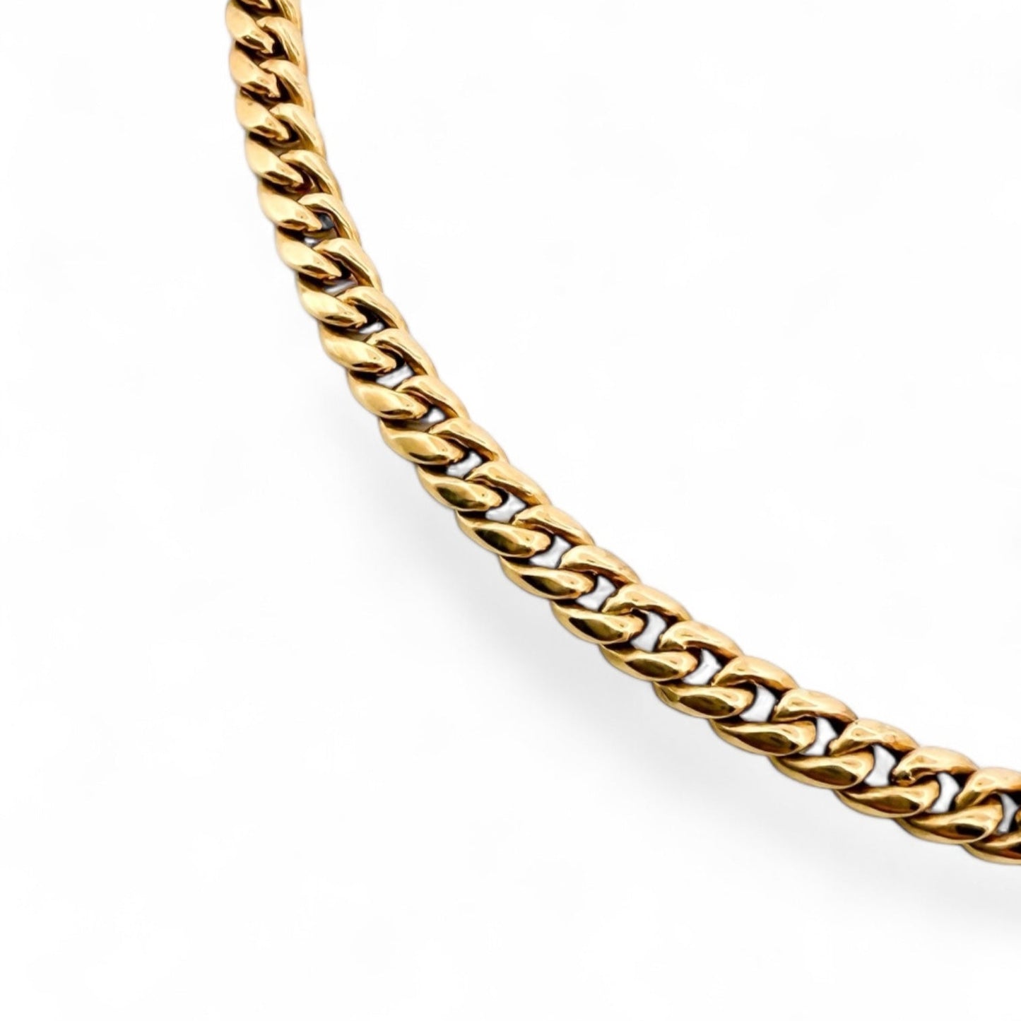 Comprar cadena realizada en oro amarillo de 18kt con cadena barbada tipo cubana plana de 3,80mm de grosor. Joya unisex. Joyas restauradas. Envío gratis.