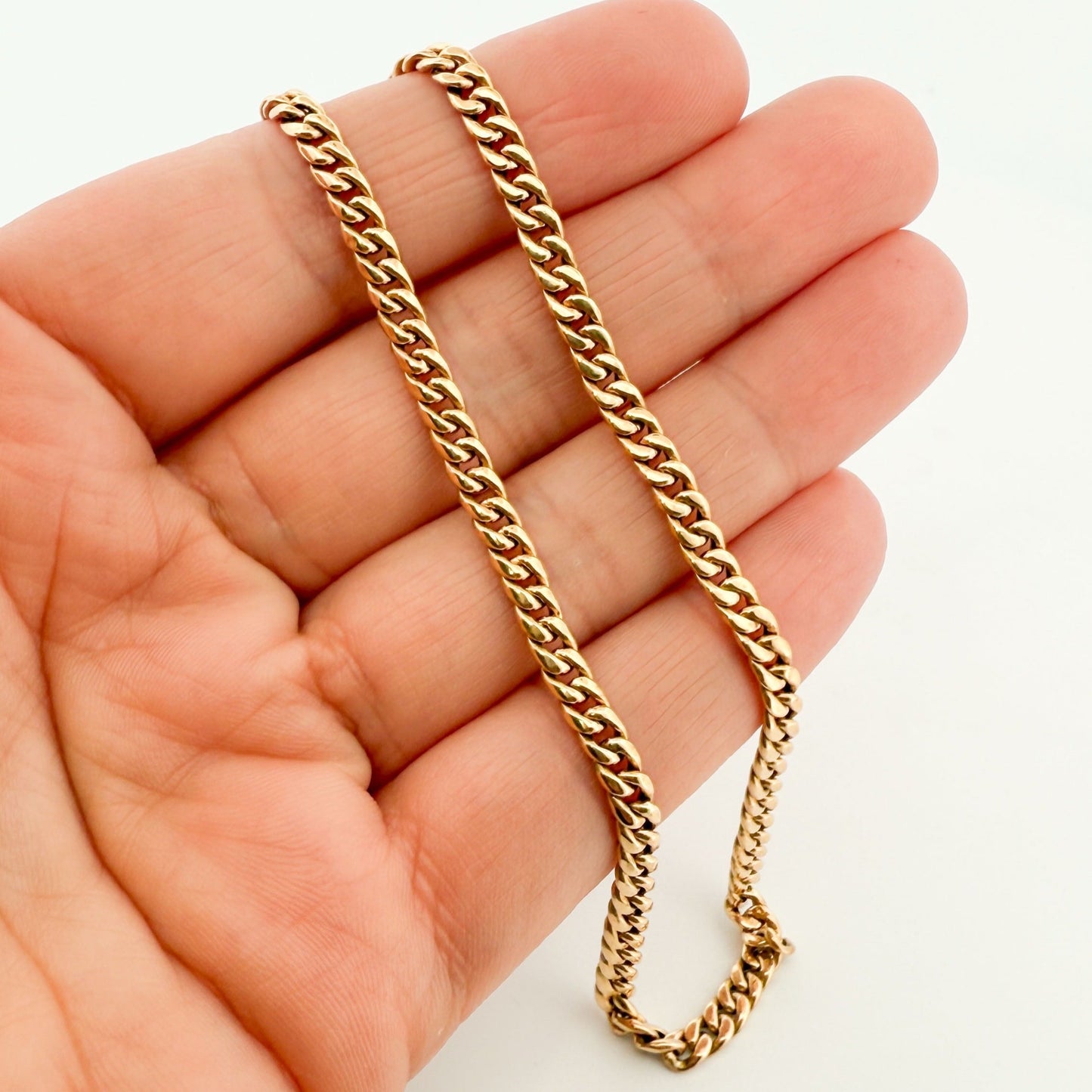 Comprar cadena realizada en oro amarillo de 18kt con cadena barbada tipo cubana plana de 3,80mm de grosor. Joya unisex. Joyas restauradas. Envío gratis.