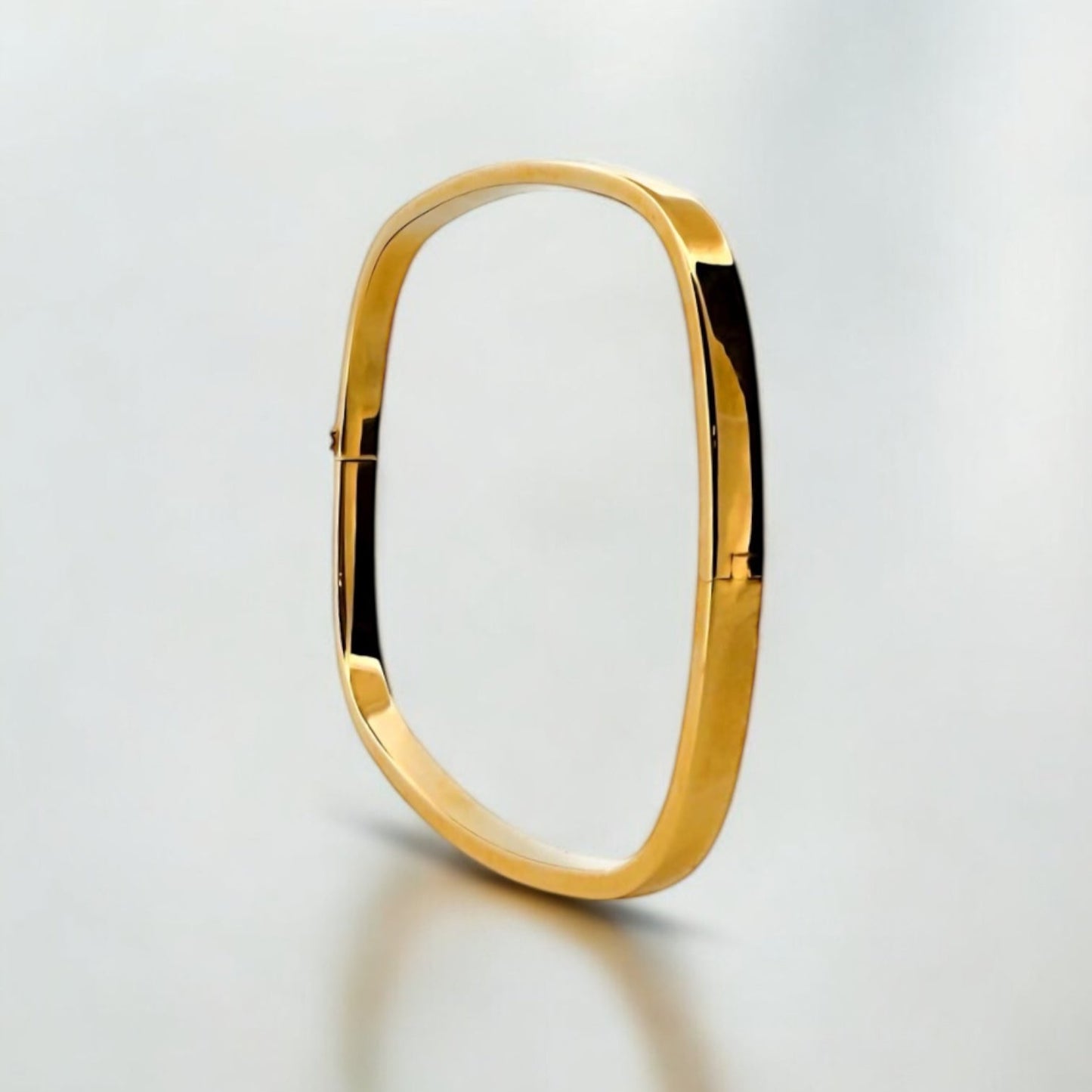 Comprar pulsera esclava en forma rectangular realizada en oro amarillo de 18kt. Esta preciosa pulsera rígida dispone de cierre de cajón. Joyas de segunda mano.