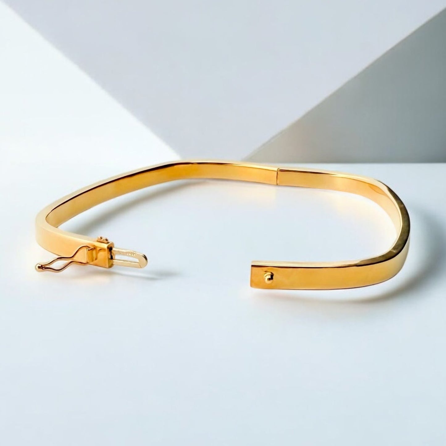 Comprar pulsera esclava en forma rectangular realizada en oro amarillo de 18kt. Esta preciosa pulsera rígida dispone de cierre de cajón. Joyas de segunda mano.