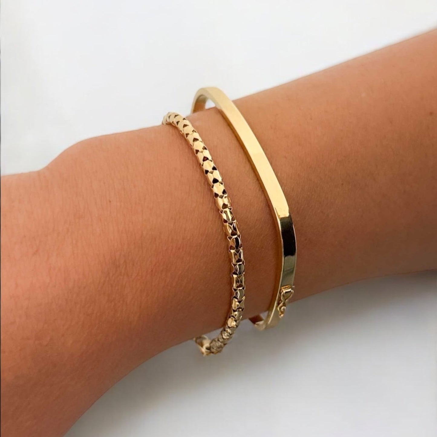 Comprar pulsera esclava en forma rectangular realizada en oro amarillo de 18kt. Esta preciosa pulsera rígida dispone de cierre de cajón. Joyas de segunda mano.