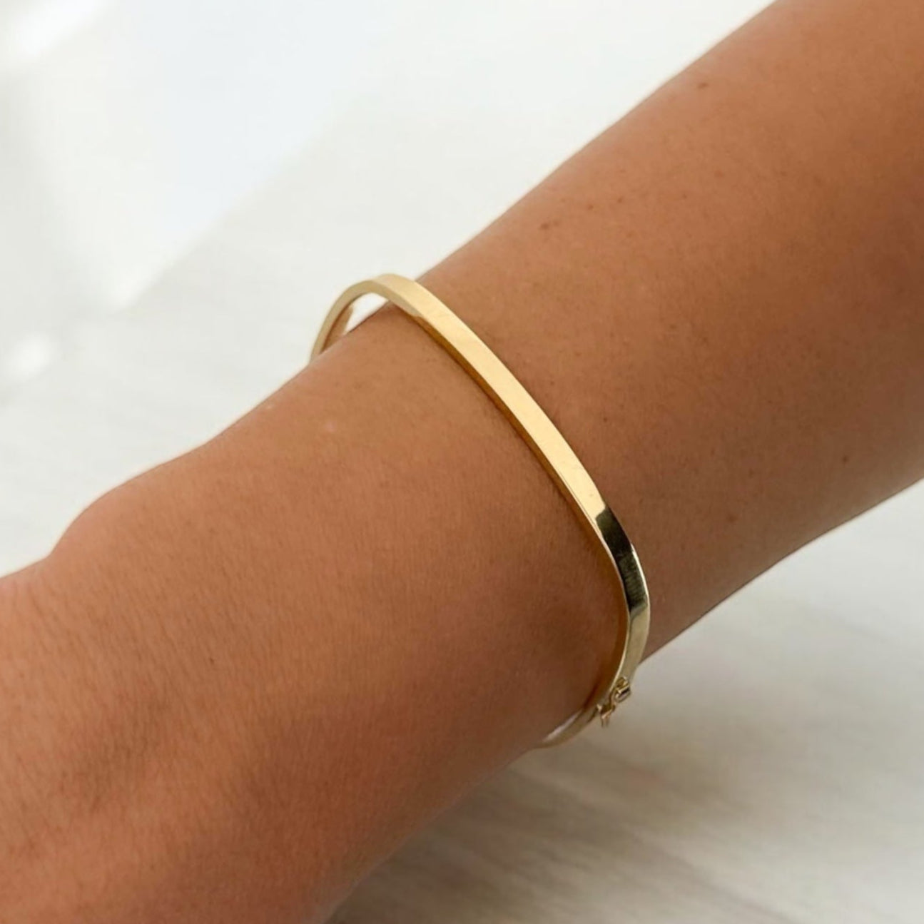 Comprar pulsera esclava en forma rectangular realizada en oro amarillo de 18kt. Esta preciosa pulsera rígida dispone de cierre de cajón. Joyas de segunda mano.