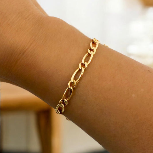 Comprar pulsera oro amarillo de 18kt con cadena alterna barbada. La cadena mide 20,6cm y dispone de un cierre tipo mosquetón. Pulseras oro 18kt al mejor precio.