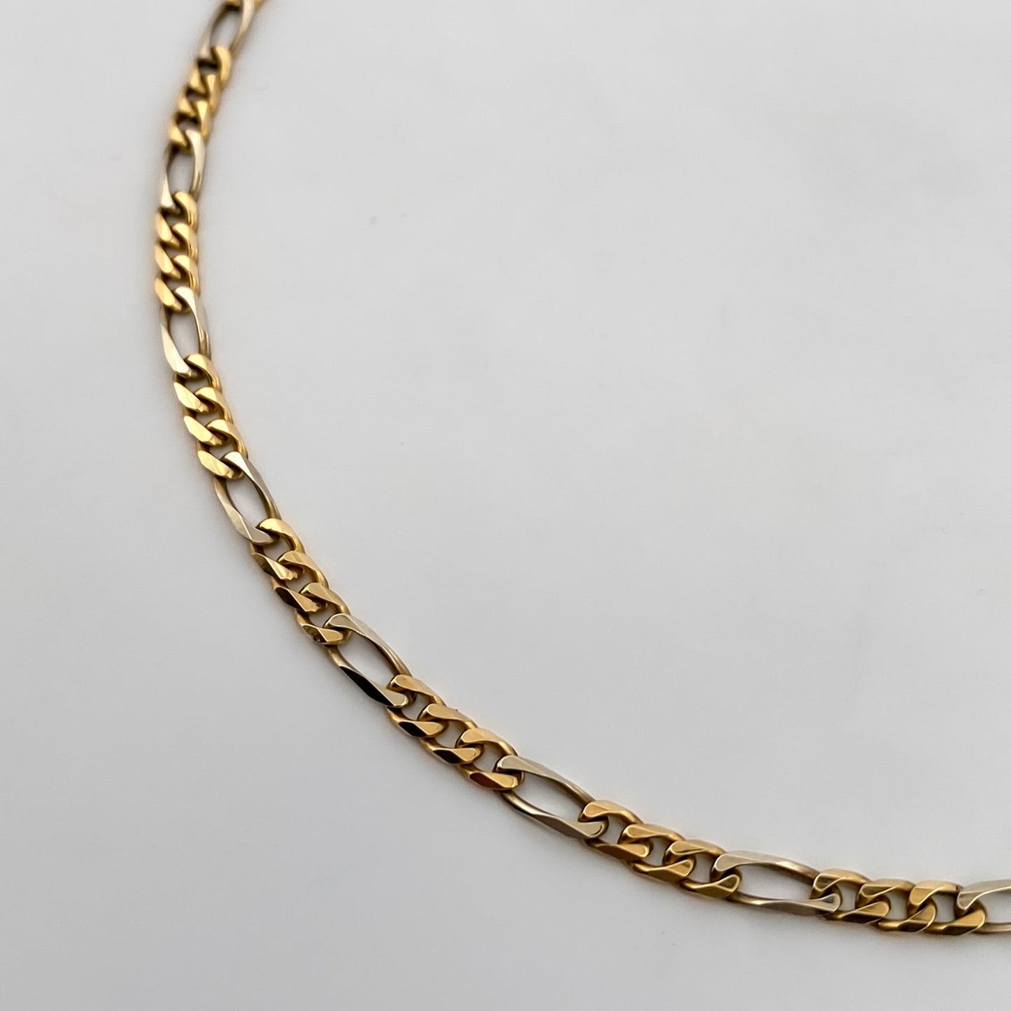 Comprar collar con cadena alterna barbada en oro amarillo de 18kt y cierre tipo mosquetón. Joya unisex. Joyas acondicionadas. Envío GRATIS. Ian'Or.