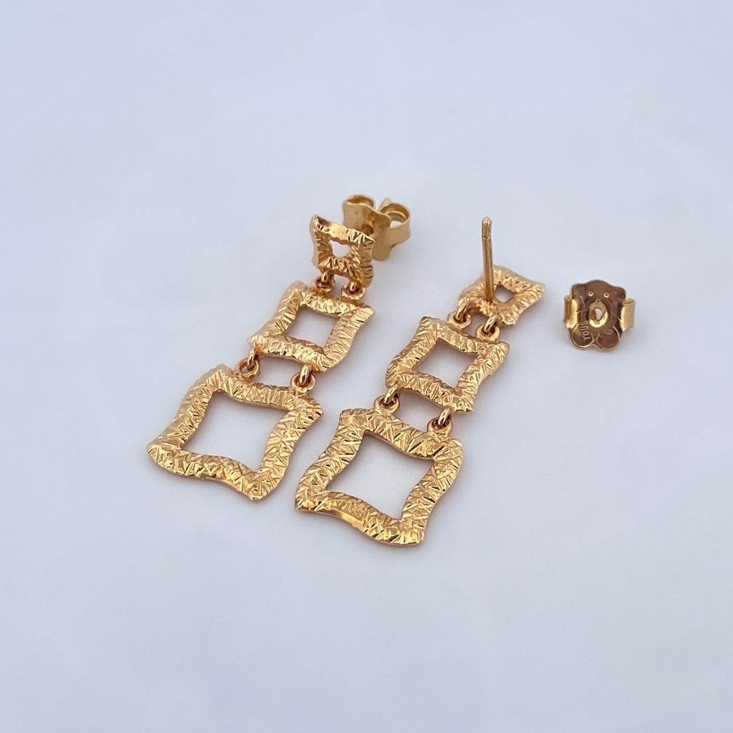 Comprar pendientes largos realizados en oro amarillo de 18kt originales de la firma TOUS en forma de cuadrados irregulares con textura. Ian'Or. Envío gratis.