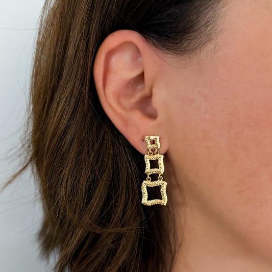 Comprar pendientes largos realizados en oro amarillo de 18kt originales de la firma TOUS en forma de cuadrados irregulares con textura. Ian'Or. Envío gratis.