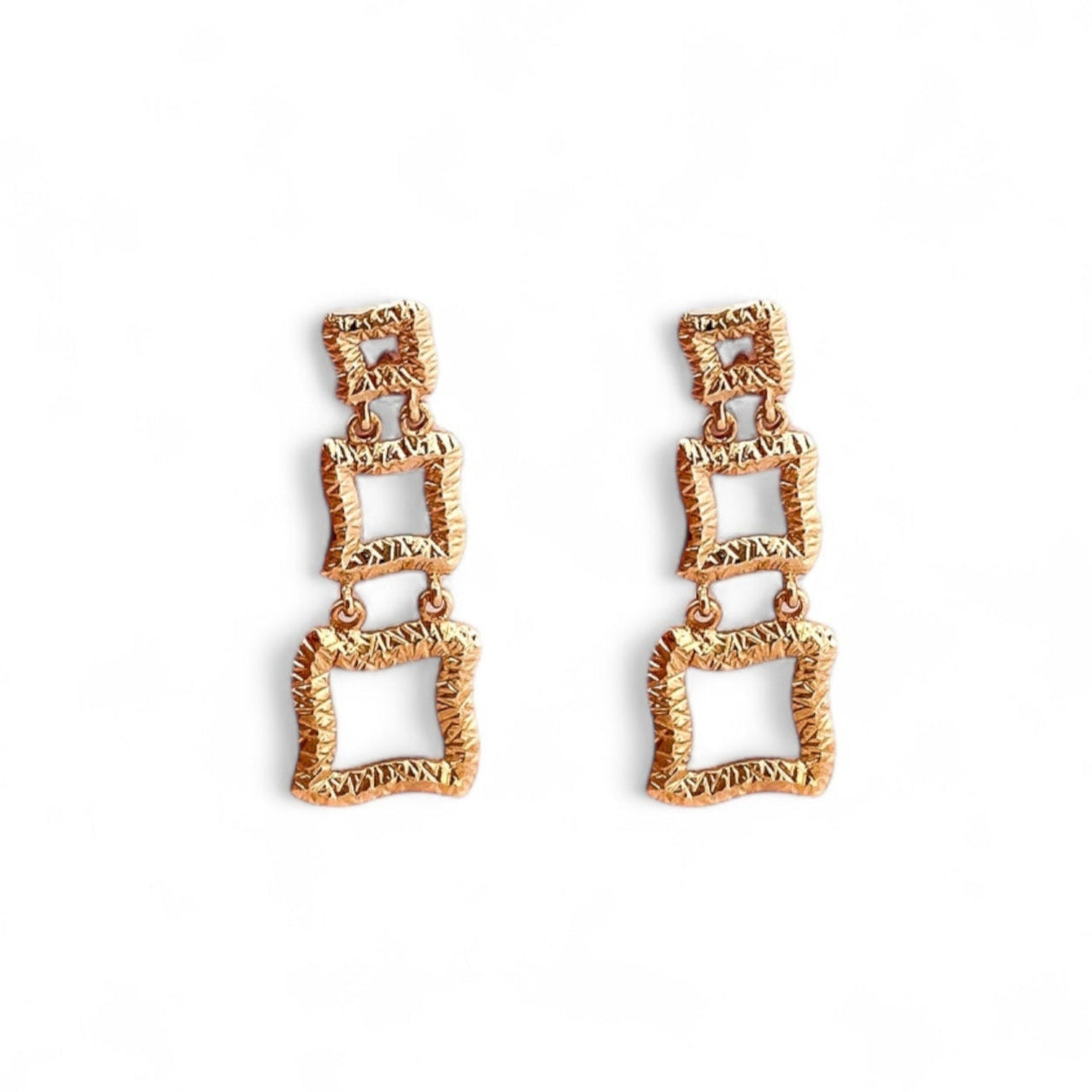 Comprar pendientes largos realizados en oro amarillo de 18kt originales de la firma TOUS en forma de cuadrados irregulares con textura. Ian'Or. Envío gratis.