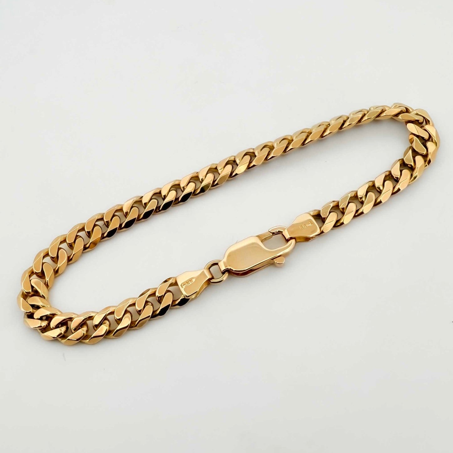 Pulsera oro amarillo de 18kt con cadena tipo cubana. La pulsera mide 19,5cm y 6,22mm de grosor. Compra de joyas masculinas al mejor precio en Barcelona.