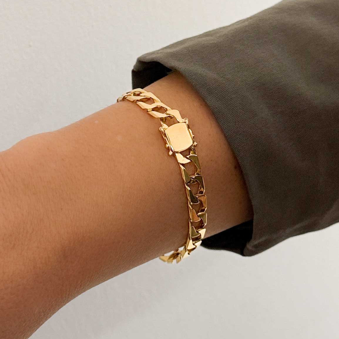 Comprar pulsera tipo cadena barbada realizada en oro amarillo de 18kt. Joya unisex. Pulseras de hombre de oro 18kt. Joyas restauradas. Joyería Ian'Or.