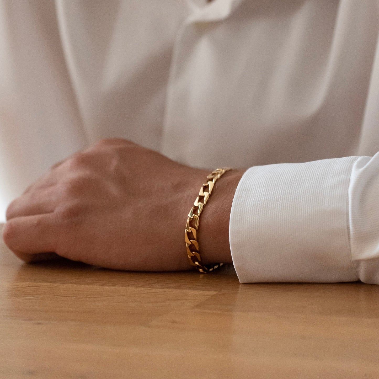 Comprar pulsera tipo cadena barbada realizada en oro amarillo de 18kt. Joya unisex. Pulseras de hombre de oro 18kt. Joyas restauradas. Joyería Ian'Or.