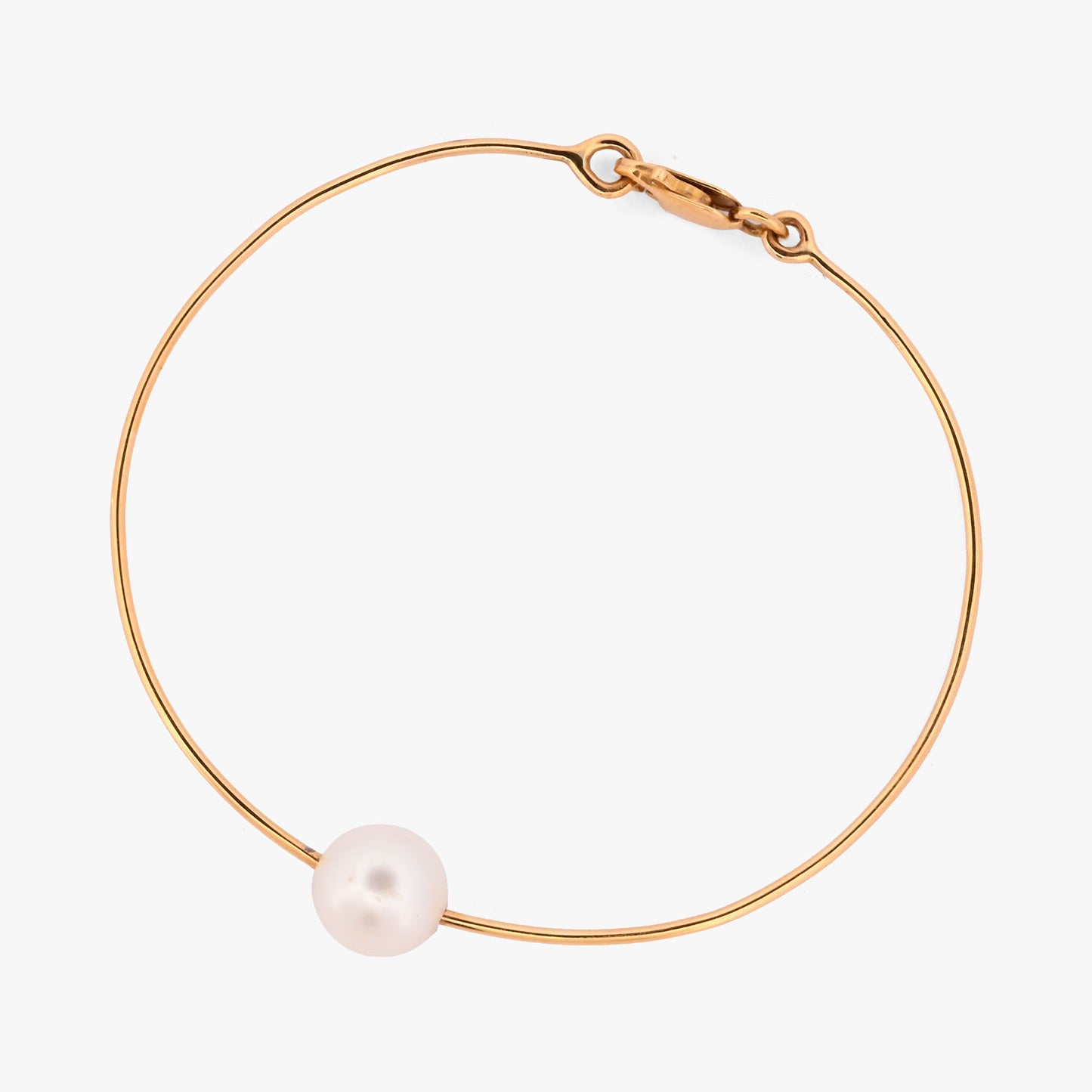Comprar pulsera tipo esclava de oro amarillo de 18k con una perla cultivada de 9.08mm, una pieza minimalista y elegante que habla por si sola. Envío gratuito