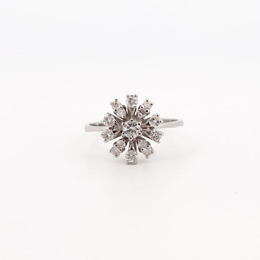 Comprar sortija realizada en oro blanco de 18kt con rosetón de diamantes talla brillante. Rosetón diamantes. joyas únicas de segunda mano. Joyería Ian'Or.