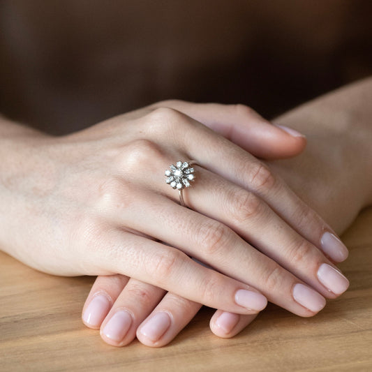 Comprar sortija realizada en oro blanco de 18kt con rosetón de diamantes talla brillante. Rosetón diamantes. joyas únicas de segunda mano. Joyería Ian'Or.