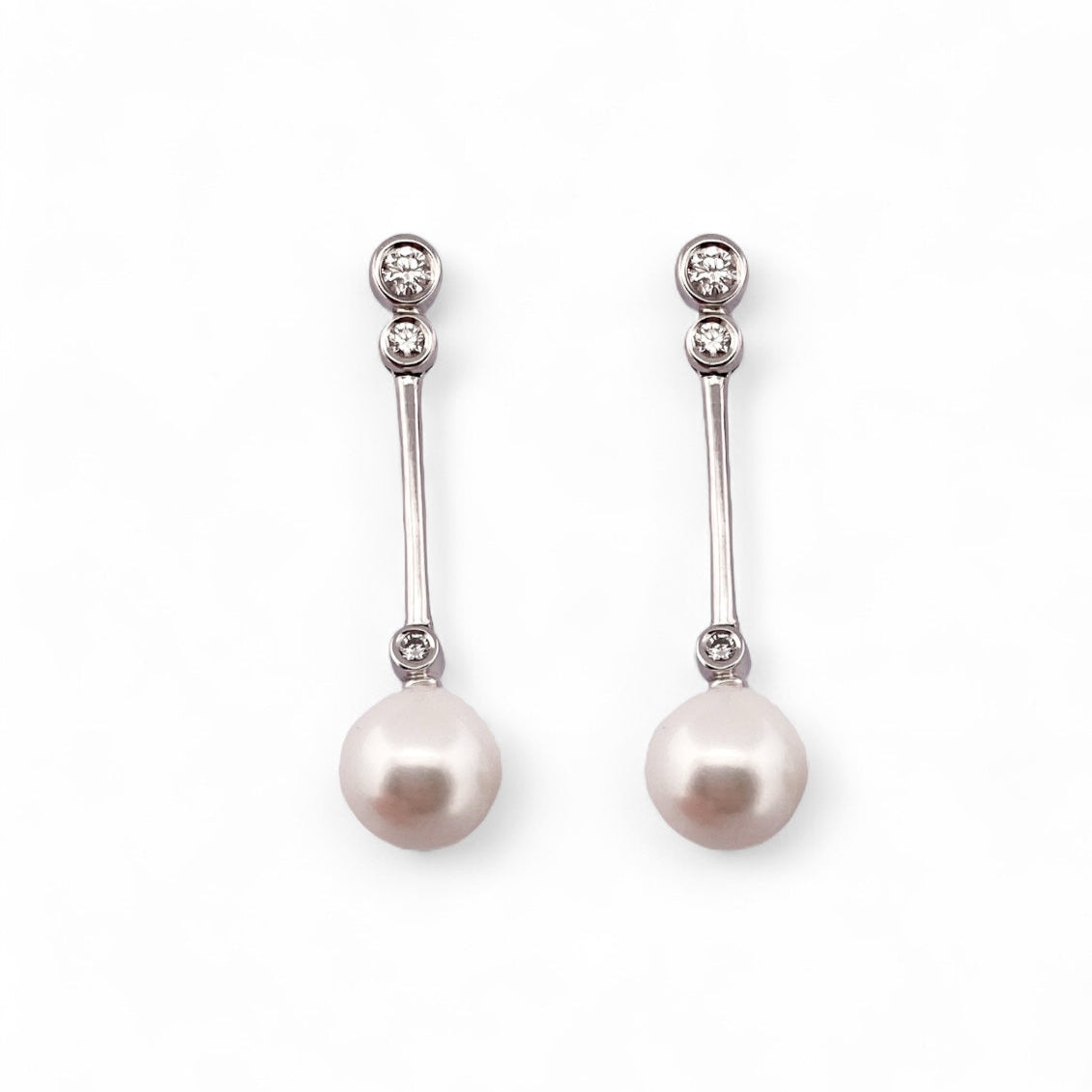 Comprar pendientes largos de oro blanco de 18kt, con diamantes y perlas cultivadas. Cierre a presión. Pendientes muy especiales para novias. Envío GRATIS.