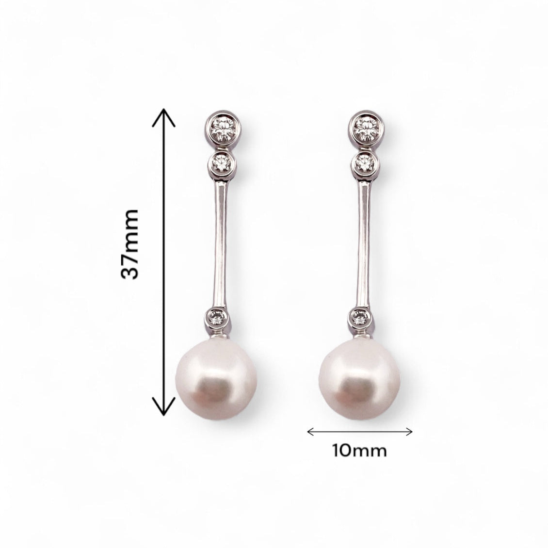 Comprar pendientes largos de oro blanco de 18kt, con diamantes y perlas cultivadas. Cierre a presión. Pendientes muy especiales para novias. Envío GRATIS.
