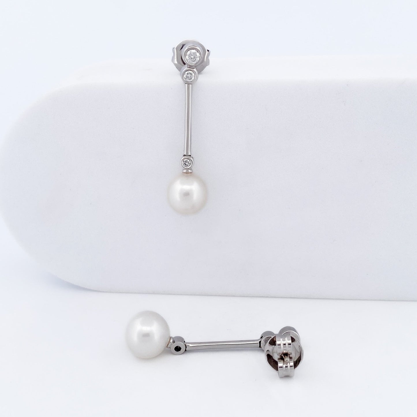 Comprar pendientes largos de oro blanco de 18kt, con diamantes y perlas cultivadas. Cierre a presión. Pendientes muy especiales para novias. Envío GRATIS.