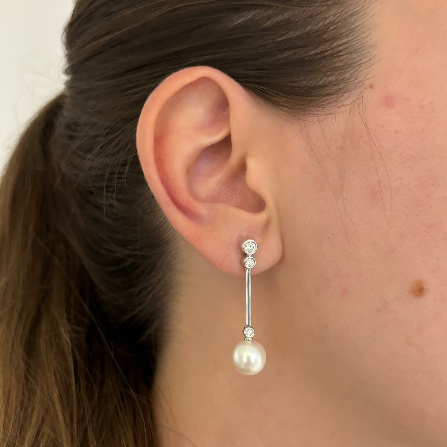 Comprar pendientes largos de oro blanco de 18kt, con diamantes y perlas cultivadas. Cierre a presión. Pendientes muy especiales para novias. Envío GRATIS.