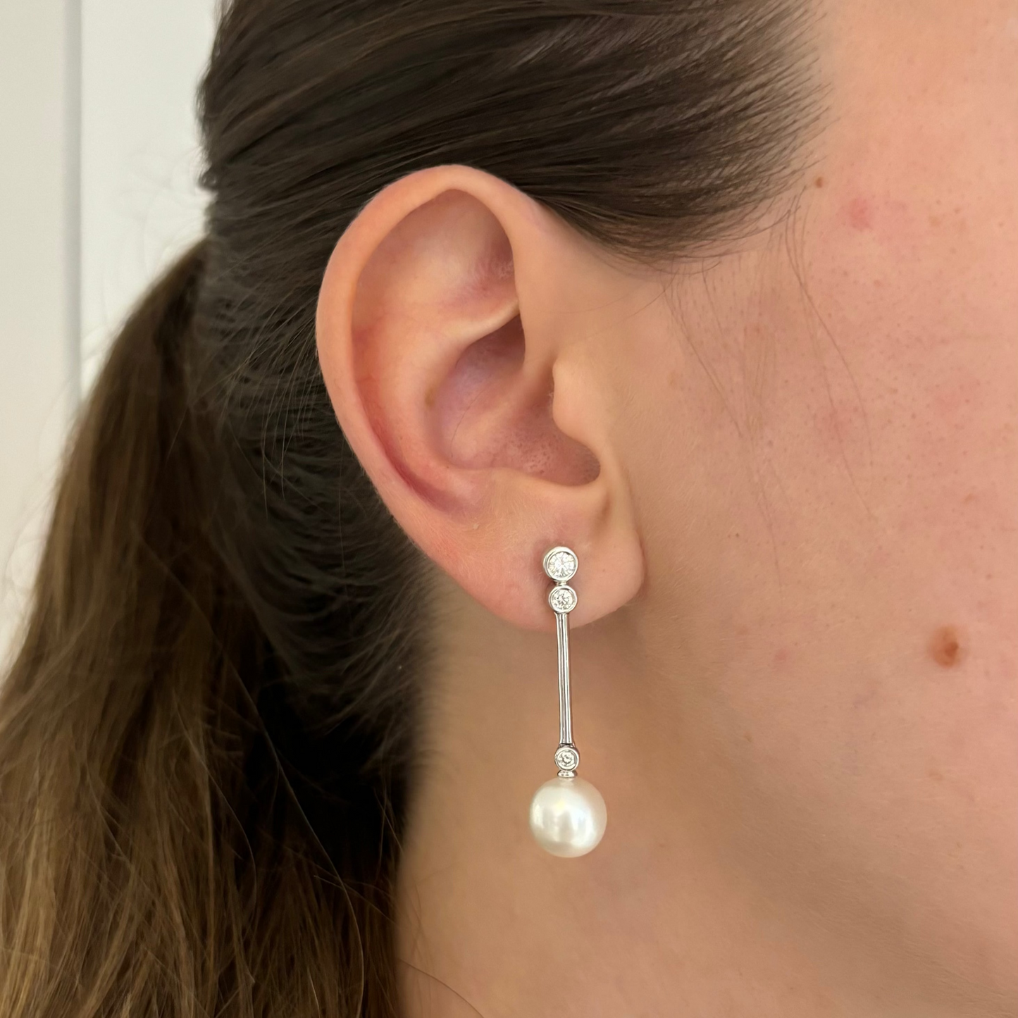Comprar pendientes largos de oro blanco de 18kt, con diamantes y perlas cultivadas. Cierre a presión. Pendientes muy especiales para novias. Envío GRATIS.
