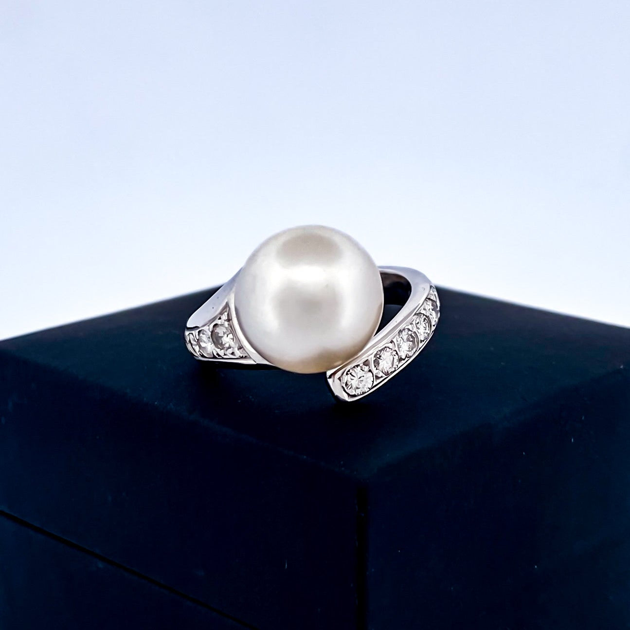 Comprar sortija abierta de oro blanco de 18kt con diamantes talla brillante y perla. Joyería compro oro en Barcelona. Joyas con diamantes baratas. Ian'Or.