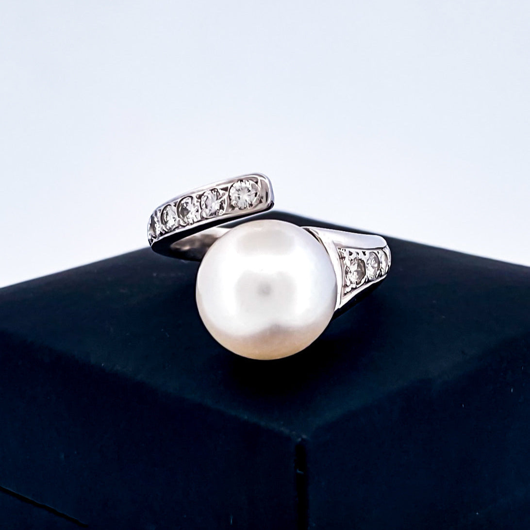 Comprar sortija abierta de oro blanco de 18kt con diamantes talla brillante y perla. Joyería compro oro en Barcelona. Joyas con diamantes baratas. Ian'Or.