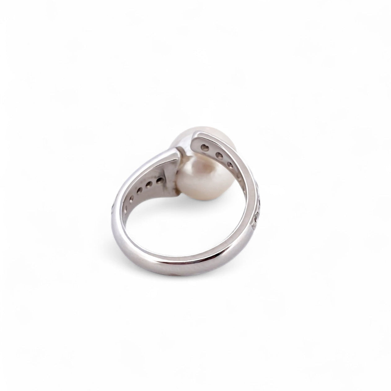 Comprar sortija abierta de oro blanco de 18kt con diamantes talla brillante y perla. Joyería compro oro en Barcelona. Joyas con diamantes baratas. Ian'Or.
