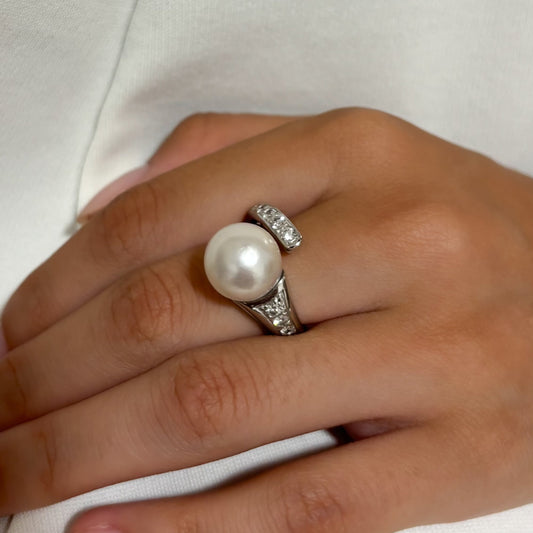 Comprar sortija abierta de oro blanco de 18kt con diamantes talla brillante y perla. Joyería compro oro en Barcelona. Joyas con diamantes baratas. Ian'Or.