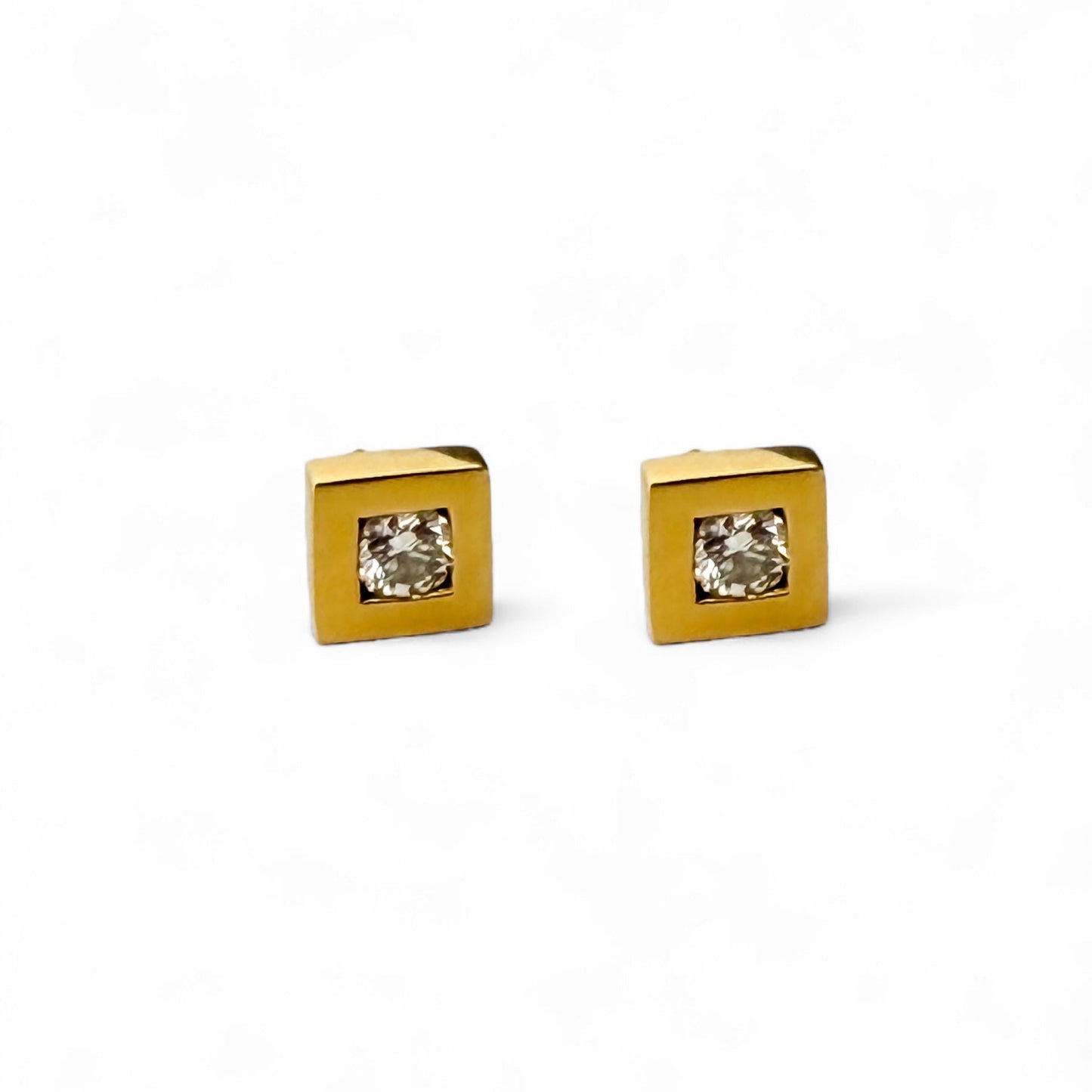 Comprar pendiente cuadrados realizados en oro amarillo de 18kt y un diamante talla brillante en cada pendiente. Pendientes oro 18kt. Envío gratis. Ian'Or.