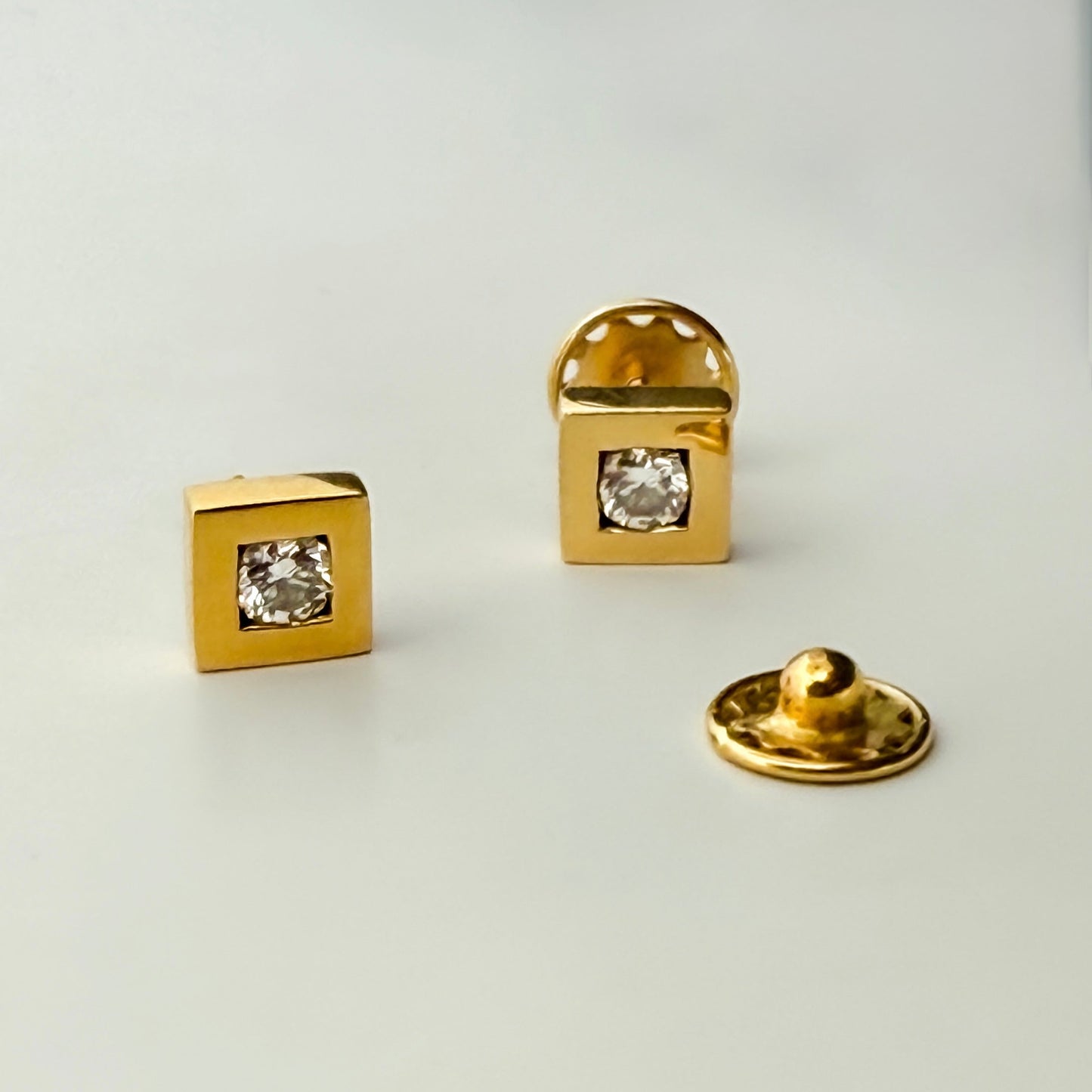 Comprar pendiente cuadrados realizados en oro amarillo de 18kt y un diamante talla brillante en cada pendiente. Pendientes oro 18kt. Envío gratis. Ian'Or.