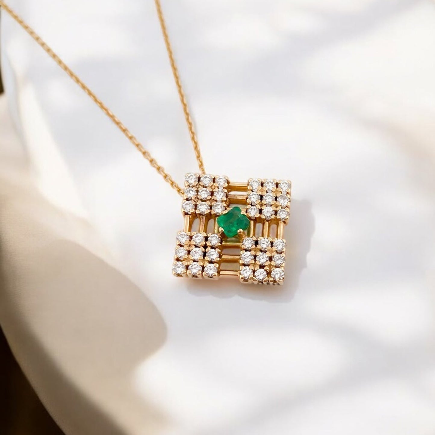 Colgante cuadrado realizado en oro amarillo de 18kt con esmeralda central y un total de 36 diamantes. Joyas de segunda mano. Joyas restauradas. Envío gratis.